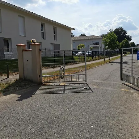 Апартаменты Calme Avec Parking Saint-Pierre-du-Mont (Landes)
